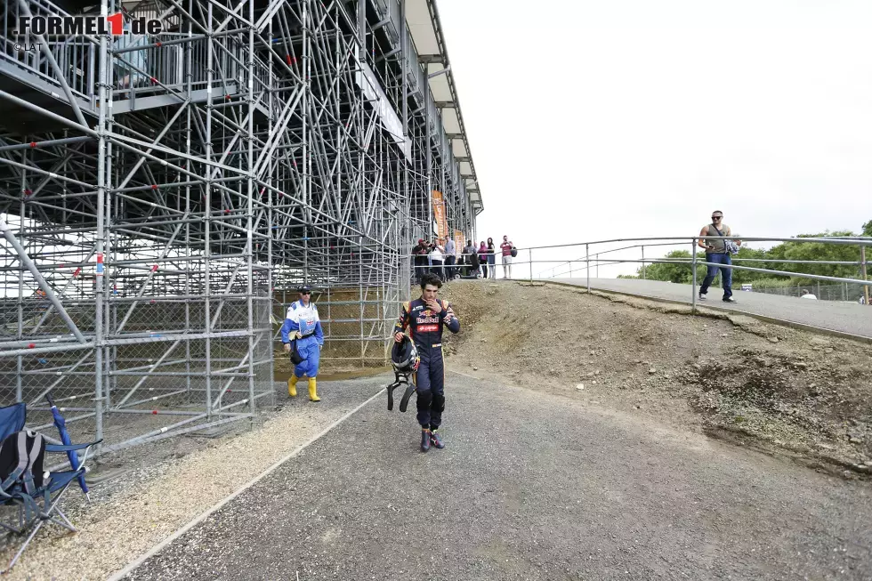 Foto zur News: Obwohl es allmählich zu regnen beginnt, als Carlos Sainz mit seinem Ausfall eine virtuelle Safety-Car-Phase auslöst. Es ist ein schwarzer Tag für Red Bull: Bei Sainz streikt die Elektrik, Max Verstappen schmeißt den Toro Rosso weg, bei Daniel Ricciardo geht die Motorsteuerung ein. Nur Daniil Kwjat holt als Sechster WM-Punkte.