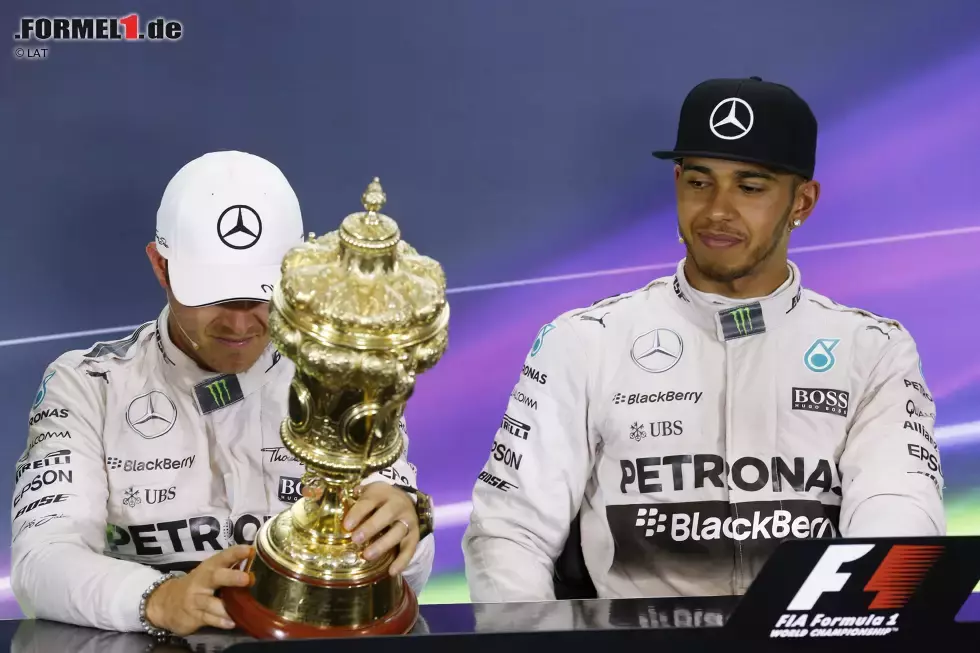 Foto zur News: Rosberg, in der schwierigen Schlussphase genau wie Hamilton neben der Strecke, bleibt nur, dem Teamkollegen wieder zu gratulieren. Und stellt dabei fest, dass die Sieger nur bis 2005 in den BRDC-Pokal eingraviert sind. Alle späteren Sieger befinden sich auf dem Sockel, der für die Podiumszeremonie abmontiert wird. In der Weltmeisterschaft wächst sein Rückstand auf 17 Punkte an.