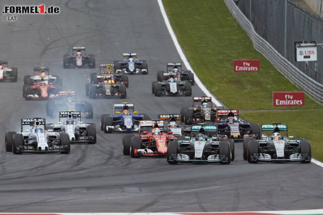 Foto zur News: ... und Rosberg zieht noch vor der ersten Kurve vorbei.