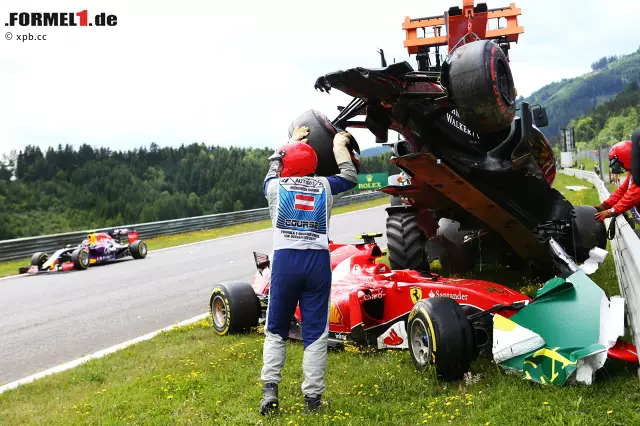 Foto zur News: Riesencrash in der ersten Runde: Kimi Räikkönen gerät ins Schleudern, Fernando Alonso wird unglücklich in eine Kollision verwickelt. Weil der McLaren über den Ferrari rasiert, aber nicht über Räikkönens Kopf, hat der "Iceman" Glück im Unglück. Alonsos Check im Medical-Center ist rein präventiv.