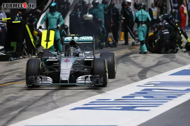 Foto zur News: Haarige Boxeneinfahrt für Rosberg, der im Kampf um den Sieg mit dem Messer zwischen den Zähnen auf der letzten Rille bremst, aber gerade noch das Boxengassen-Speedlimit einhalten kann. Der Stopp selbst klappt dann problemlos, die Führung (davor eineinhalb Sekunden) ist nicht in Gefahr. Auch, weil Hamilton beim Rausfahren aus der Box die weiße Linie überfährt und sich damit eine Fünf-Sekunden-Strafe einhandelt.