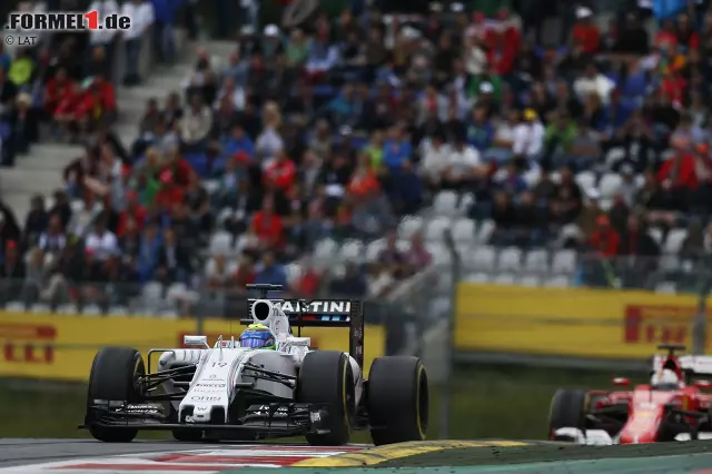 Foto zur News: Vettel gelingt es zwar noch, den Abstand auf weniger als die vermeintlich entscheidende DRS-Sekunde runterzufahren, angesichts des PS-Defizits kann er aber keine ernsthafte Attacke mehr setzen. Er muss sich mit Platz vier begnügen.