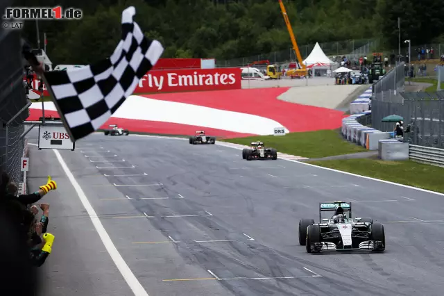 Foto zur News: Rosberg bleibt vorsichtig: "Alle Augen darauf!" Macht aber aus fünf sogar noch neun Sekunden Vorsprung. In der Weltmeisterschaft hat er nun nur noch zehn Punkte Rückstand auf Hamilton. Übrigens: Mercedes gelingen 2015 zum ersten Mal zwei Doppelsiege hintereinander.