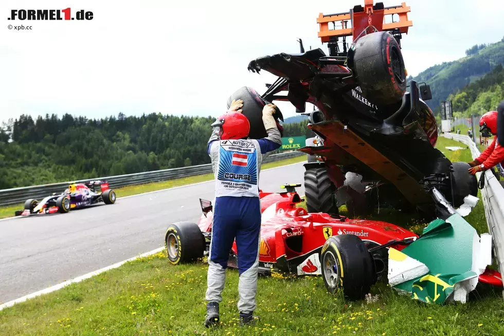 Foto zur News: Riesencrash in der ersten Runde: Kimi Räikkönen gerät ins Schleudern, Fernando Alonso wird unglücklich in eine Kollision verwickelt. Weil der McLaren über den Ferrari rasiert, aber nicht über Räikkönens Kopf, hat der &quot;Iceman&quot; Glück im Unglück. Alonsos Check im Medical-Center ist rein präventiv.