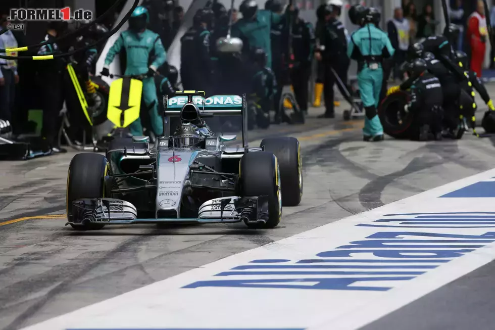 Foto zur News: Haarige Boxeneinfahrt für Rosberg, der im Kampf um den Sieg mit dem Messer zwischen den Zähnen auf der letzten Rille bremst, aber gerade noch das Boxengassen-Speedlimit einhalten kann. Der Stopp selbst klappt dann problemlos, die Führung (davor eineinhalb Sekunden) ist nicht in Gefahr. Auch, weil Hamilton beim Rausfahren aus der Box die weiße Linie überfährt und sich damit eine Fünf-Sekunden-Strafe einhandelt.