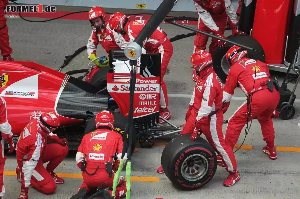 Foto zur News: Beim drittplatzierten Sebastian Vettel patzt die Ferrari-Crew: Reifen rechts hinten klemmt, aus fast acht Sekunden Vorsprung auf Felipe Massa werden vier Sekunden Rückstand auf den Williams.