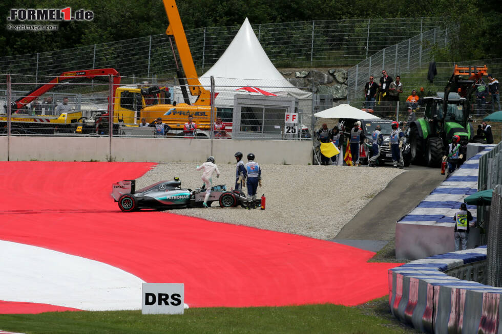 Foto zur News: Österreich: Nächstes Rennen, nächste Qualifying-Schlappe - dabei hat Rosberg seinen Teamkollegen bis dato im Griff. Als Hamilton seinen Mercedes in der entscheidenden Runde in die Auslaufzone dreht, steht die Tür für den Deutschen sperrangelweit offen, doch in der letzten Kurve schmeißt auch Rosberg die Pole-Position in den Kies, die wieder an seinen Teamkollegen fällt. Doch Glück im Unglück: Das Rennen gewinnt Rosberg am Sonntag trotzdem.