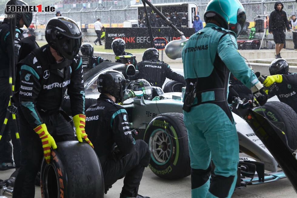 Foto zur News: Großbritannien: &quot;Lewis hat beim Boxenstopp die bessere Entscheidung getroffen&quot;, seufzt Rosberg in Silverstone. Als der Regen einsetzt, wechselt der Lokalheld nämlich als erster Topfahrer auf die Intermediate-Reifen und beweist damit ein goldenes Händchen. Rosberg muss noch eine weitere Runde draußen bleiben und verliert dabei sieben Sekunden auf seinen Stallrivalen, der das Rennen gewinnt.