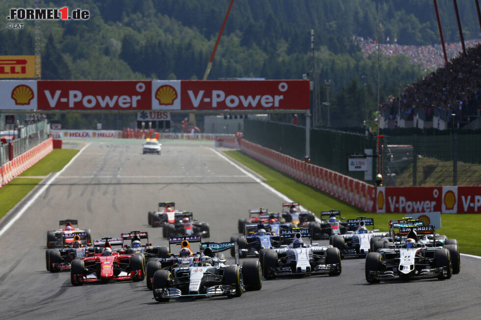 Foto zur News: Belgien: Mit der neuen Startprozedur, bei der die Fahrer ab Spa-Francorchamps wieder mehr in der eigenen Hand haben, wähnt sich Rosberg im Vorteil, doch der Start in den Ardennen wird zum Desaster. &quot;Ich habe den Start völlig versemmelt&quot;, gibt er zu, nachdem er nur als Fünfter aus der ersten Runde kommt. Im Kampf gegen Hamilton hat er an diesem Tag somit keine Chance.