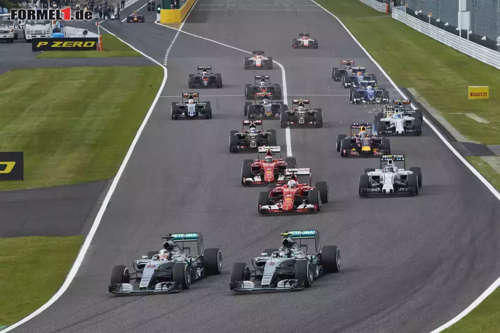 Foto zur News: Japan: Nach einer schwachen Mercedes-Performance in Singapur sind die Silberpfeile in Suzuka wieder in Form. Mit der Pole-Position im Gepäck wittert Rosberg seine Chance auf den Sieg, doch wieder einmal geht der Start in die Hose. Hamilton ist bereits in Kurve 1 neben ihm und drückt ihn in Kurve 2 hart am Limit von der Strecke. Rosberg verliert weitere Plätze und muss sich erst wieder nach vorne kämpfen - um den Sieg spricht er an diesem Tag kein Wort mit.