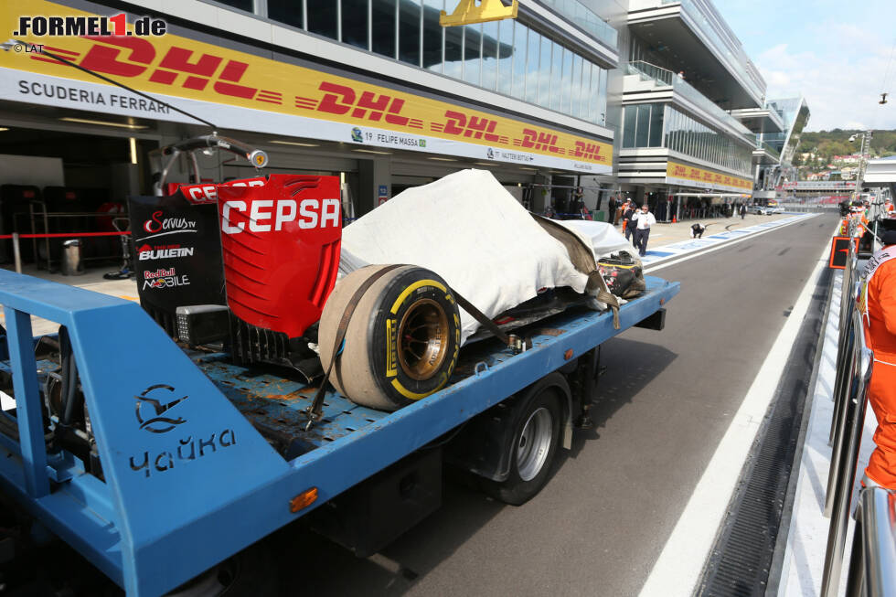 Foto zur News: Bei Toro Rosso geht derweil die Ursachenforschung los: Teamchef Franz Tost will keinen Schaden am Auto erkannt haben. Also hat wohl ein Fahrfehler Sainz&#039; zum heftigen Crash geführt.