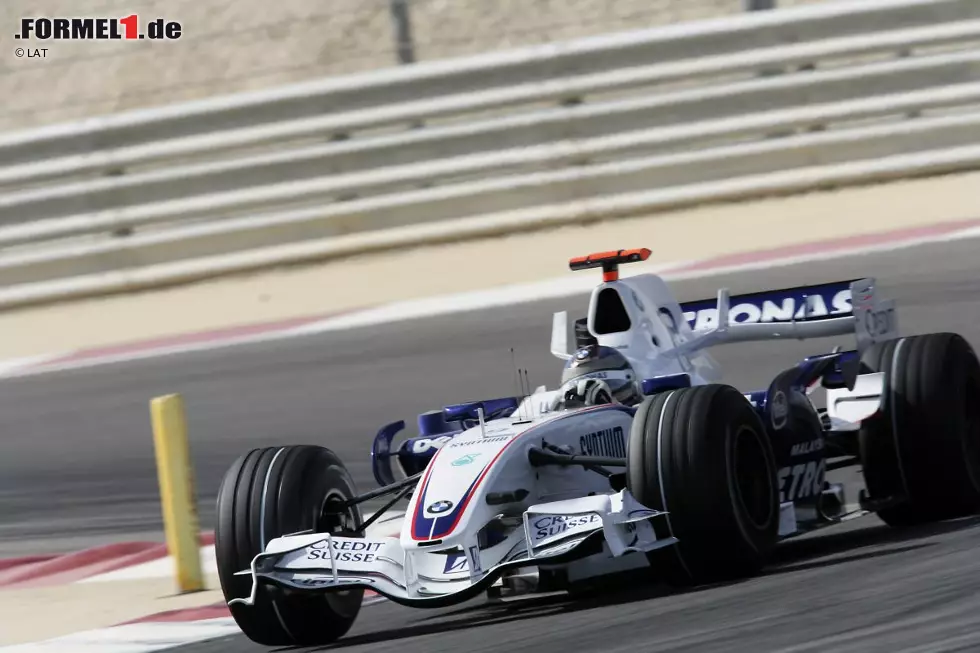 Foto zur News: Nick Heidfeld (125 Grands Prix und 194 WM-Punkte im Zeitraum 2001 bis 2003 und 2006 bis 2010): &quot;Befreiend war das erste Podium 2001 im Regen von Sao Paulo mit anschließender Bierdusche - auch vor dem Hintergrund des fantastischen Teamerfolgs mit Platz vier in der Konstrukteurs-Wertung 2001, gemeinsam mit Kimi (Räikkönen). Heraus sticht für mich die Saison 2007 mit BMW-Sauber. Wir waren auf dem Weg nach oben und mir passte das Auto. Ich konnte das Potenzial ausschöpfen und war zur Stelle, wenn es die Chance für ein Top-3-Ergebnis gab. Mein Highlight ist das Manöver von Bahrain, als ich Fernando (Alonso) außen herum, Rad an Rad auf der letzten Rille, überholen konnte. Ich muss selbstgefällig zugeben, dass ich mir diesen Moment dann und wann anschaue und stolz bin, dass ich dieses BMW-Sauber-Auto fahren durfte. Als Fahrer, der für Sauber die meisten Rennen fahren konnte, freut es mich ganz besonders, dass dieses Team nun den 400er feiern kann.&quot;