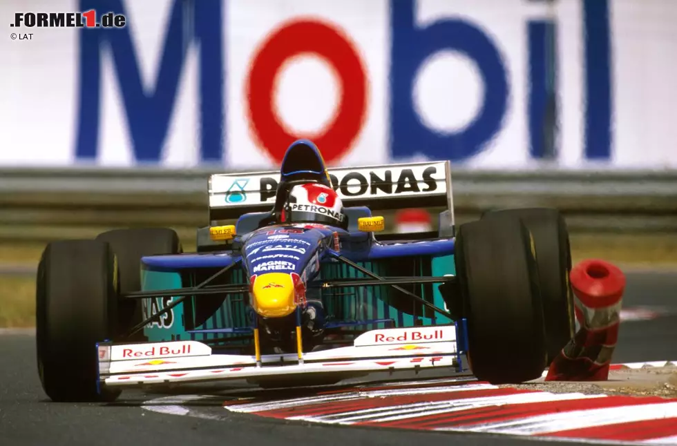 Foto zur News: Johnny Herbert (48 Grands Prix und 20 WM-Punkte im Zeitraum 1996 bis 1998): &quot;Eigentlich gibt es viele Momente bei Sauber, die ich nicht vergessen habe - zu viele, es waren gute wie weniger gute. Der Moment, um den es hier geht, geschah sicherlich 1997, als wir viele gute Rennen zeigten. Da gab es Imola, wo wir von Startplatz sieben aus sehr stark fuhren, gegen Williams und Ferrari um einen Podestplatz kämpften, aber wegen eines Elektrikdefekts ausfielen. Und da gab es das Rennen auf dem Hungaroring. Ja, das war wirklich ein schöner Moment dort. Zunächst war da nur Startplatz zehn. Doch am Ende hatten Jacques (Villeneuve), Damon (Hill) und ich in einem wahrlich großen Kampf Michael (Schumacher) geschlagen. Grandios. Alles Gute!&quot;