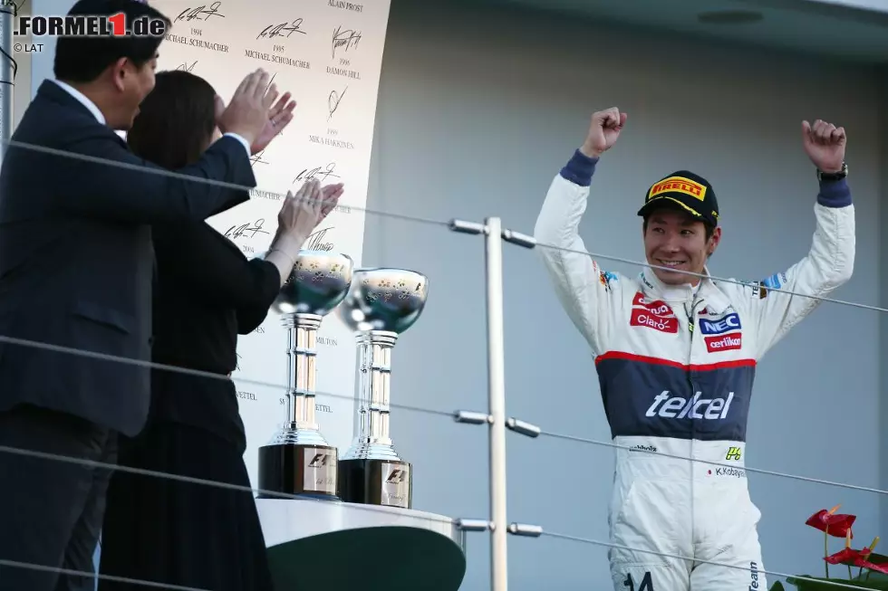 Foto zur News: Kamui Kobayashi (58 Grands Prix und 122 WM-Punkte im Zeitraum 2010 bis 2012): &quot;Mein allererstes Podium und das noch dazu bei meinem Heimrennen in Suzuka 2012 - das war natürlich mein Moment bei Sauber und wird wohl für immer eine meiner schönsten Erinnerungen bleiben. Als Dritter im Ziel zu sein und vor allen meinen Fans auf dem Podium zu stehen, das war schon höchst erstaunlich und verblüffend. Das hat wahrlich gut getan in unseren schwierigen Zeiten nach der Fukushima-Katastrophe 2011. Ich kann es kaum in Worte fassen, was das für ein besonderer Moment für mich war. Das Team jedenfalls hat sehr hart für diesen Moment gearbeitet. Wir hatten wirklich Freude daran, miteinander zu arbeiten und zu kämpfen - auch in weniger erfolgreichen Zeiten. Das Teamwork ist es, das am Ende zählt. Da gaben wir immer unser Bestes.&quot;