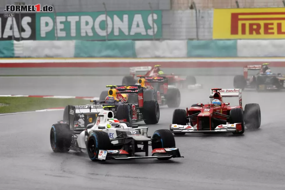 Foto zur News: Sergio Perez (37 Grands Prix und 80 Punkte im Zeitraum 2011 bis 2012): &quot;Gratulation an das Sauber-Team zum 400er. Es war mein erstes Team in der Formel 1 und zusammen feierten wir einige grandiose Momente. Mein Highlight war der erste Podestplatz in Malaysia 2012 - auch, weil mir dort eines meiner bisher besten Rennen gelungen ist. Unvergesslich, wie ich dort selbst auf Fernando (Alonso) im Ferrari Druck ausüben konnte und sogar der Sieg in Reichweite lag. In dem Jahr konnten wir dann in Monza einen weiteren zweiten Platz bejubeln. Es war ein Renntag, an dem alles zusammenpasste und das Auto perfekt lief. Ich achtete sehr auf meine Reifen, was mir half vom zwölften Startplatz nach vorne zu kommen. Wir hatten den Speed für Angriffe und Duelle. Alles blieb fair und ich blieb vor den beiden Ferrari. Es war ein wirklich erfreuliches Monza-Rennen, ein toller Moment.&quot;