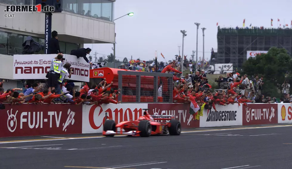 Foto zur News: Dann entscheidet sich das Rennen einmal mehr an der Box - und damit auch die Weltmeisterschaft. Schumacher kommt drei Runden später als sein Rivale zum Service und übernimmt so die Führung. Anschließend bringt Schumacher seinen achten Saisonsieg souverän ins Ziel und sichert sich damit den Titel. Sein Dank gilt nach dem Rennen vor allem &quot;Superhirn&quot; und Ferrari-Technikchef Ross Brawn. &quot;Du bist großartig, Ross! Du bist großartig, Ross! Ihr alle!&quot;, jubelt Schumi nach dem Zieleinlauf im Funk.