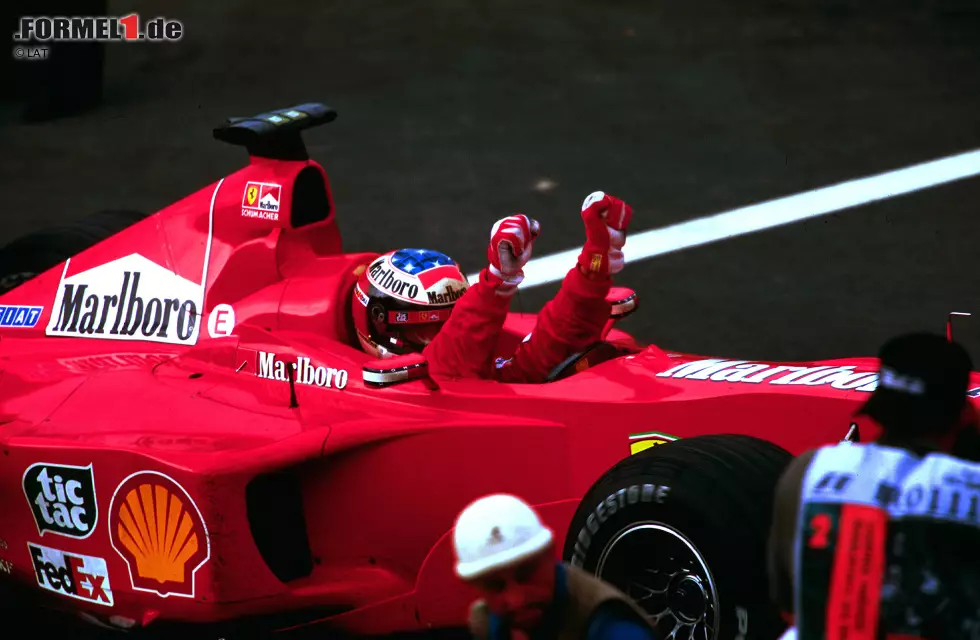 Foto zur News: Denn beim zweiten Saisonrennen in Brasilien wiederholt sich das Szenario: Häkkinen schnappt sich erneut die Pole, sieht die Zielflagge wegen technischen Problemen allerdings auch in Interlagos nicht. Schumi siegt und liegt im WM-Duell mit dem Finnen bereits nach zwei Rennen mit 20:0 Punkten in Führung. Der Grundstein für den Titel scheint bereits gelegt zu sein.