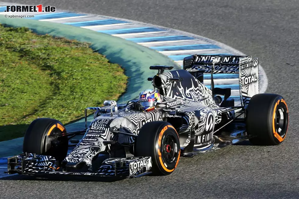 Foto zur News: #2 - Red Bull RB11: Nicht unbedingt schön, dafür aber zweckmäßig ist die Tarn-Lackierung, mit der Red Bull 2015 bei den Tests in Jerez auftaucht. Das Zebra-Muster soll mit seinen Linien die Konturen des Autos verschleiern und damit das Entdecken der neusten Geniestreiche von Design-Guru Adrian Newey erschweren.