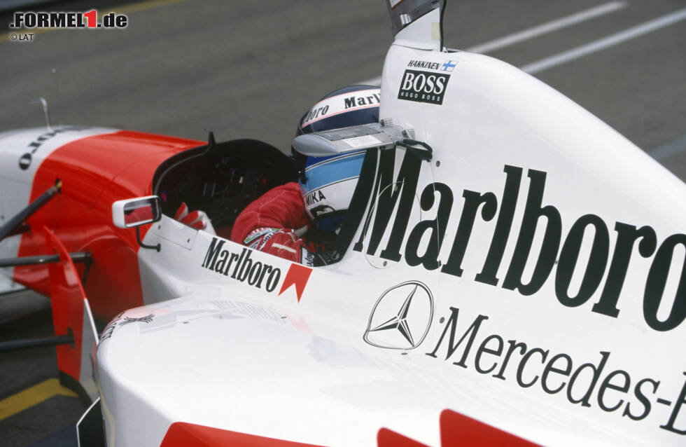 Foto zur News: Platz 7: Mika Häkkinen - Die Karriere des Finnen ist Ende 1995 nach einem schweren Unfall in Adelaide um ein Haar bereits vorbei. Der McLaren-Pilot kann nach einem heftigen Abflug im Qualifying nur durch einen Luftröhrenschnitt gerettet werden. Was zu diesem Zeitpunkt noch niemand ahnt: Häkkinen wird seine Karriere nicht nur fortsetzen, er wird sogar noch zwei WM-Titel holen.