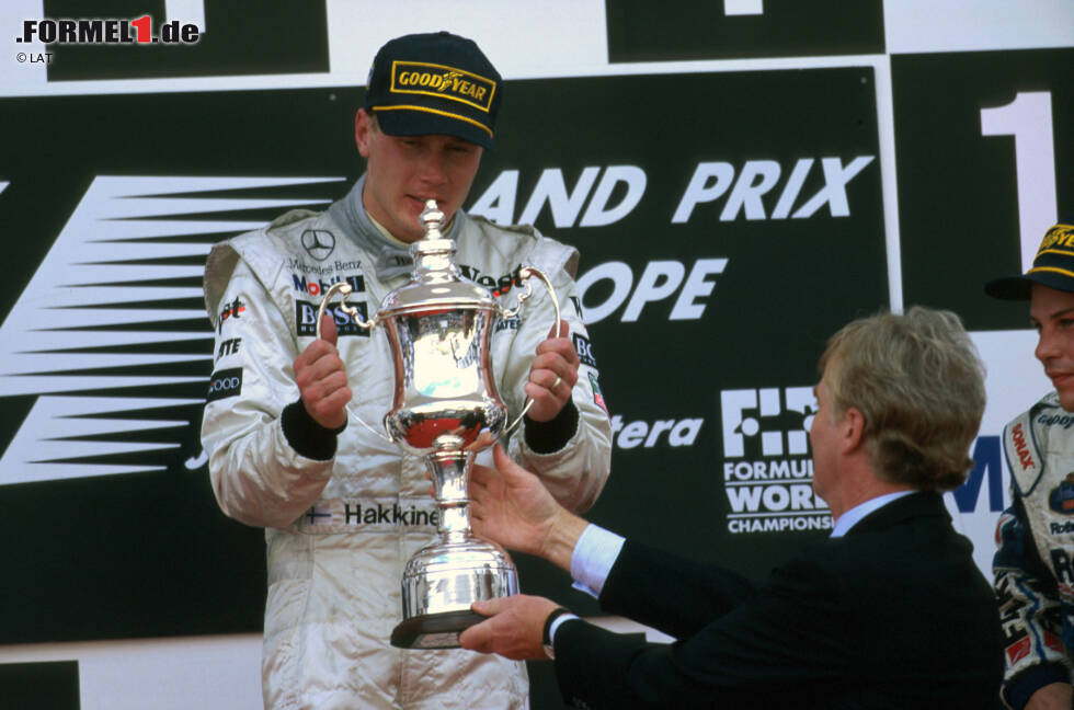 Foto zur News: Seinen ersten Sieg holt der Finne, der 1991 in der Formel 1 kommt, erst 1997, als er das letzte Saisonrennen in Jerez gewinnt. Es ist bereits Häkkinens 96. Start in der Königsklasse. Seinen ersten Sieg verdankt der Finne auch Jacques Villeneuve, dem an diesem Tag bereits ein dritter Platz zum Titelgewinn reicht, weshalb er auf der Strecke nicht gegen den McLaren kämpft. Der Finne gewinnt anschließend noch 19 weitere Rennen und holt 1998 und 1999 den Titel.