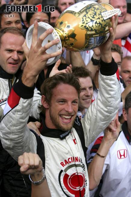 Foto zur News: Erst 2006, mittlerweile in Diensten von Honda, gewinnt Button im 113. Anlauf sein erstes Formel-1-Rennen. Der Brite behält bei chaotischen Bedingungen in Ungarn den Durchblick und gewinnt vor Pedro de la Rosa, für den es der einzige Besuch auf einem Formel-1-Podium ist. Buttons größter Triumph folgt 2009, als er im Brawn Weltmeister wird. Bis Ende der Saison 2015 gewinnt er insgesamt 15 Rennen.