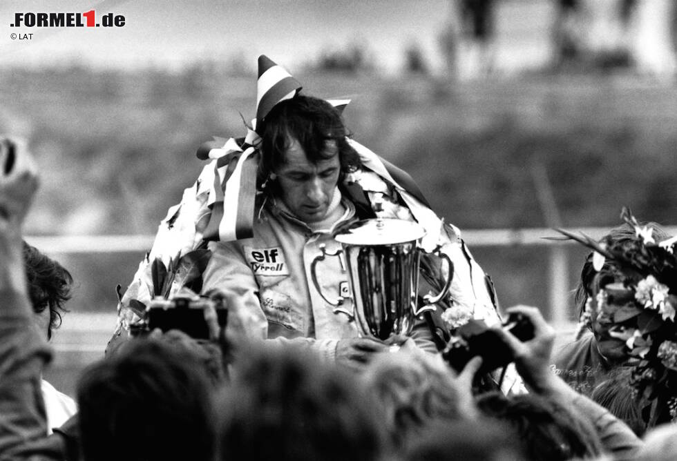 Foto zur News: Als mit Francois Cevert der nächste Freund in Watkins Glen sein Leben lässt, beendet Stewart abrupt seine Laufbahn, was er eigentlich erst nach dem US-Grand-Prix geplant hat. Er lässt das Saisonfinale als bereits feststehender Weltmeister sausen und verzichtet damit auf seinen 100. Grand Prix, doch von der Entscheidung lässt sich der Schotte nicht abbringen.