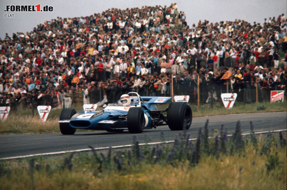 Foto zur News: Doch 1969 wendet sich das Blatt: Nach Siegen in sechs der ersten acht Rennen ist die Meisterschaft früh zugunsten Stewarts entschieden, der sich erstmals zum Formel-1-Weltmeister krönt. Teamkollege Jean-Pierre Beltoise, auf den Matra als französisches Team seine Jetons setzt, fährt der Schotte in Grund und Boden. Die ärgsten &quot;Verfolger&quot; Jacky Ickx und Bruce McLaren kommen am Ende auf 37 respektive 26 Punkte - während Stewart 63 einstreicht.