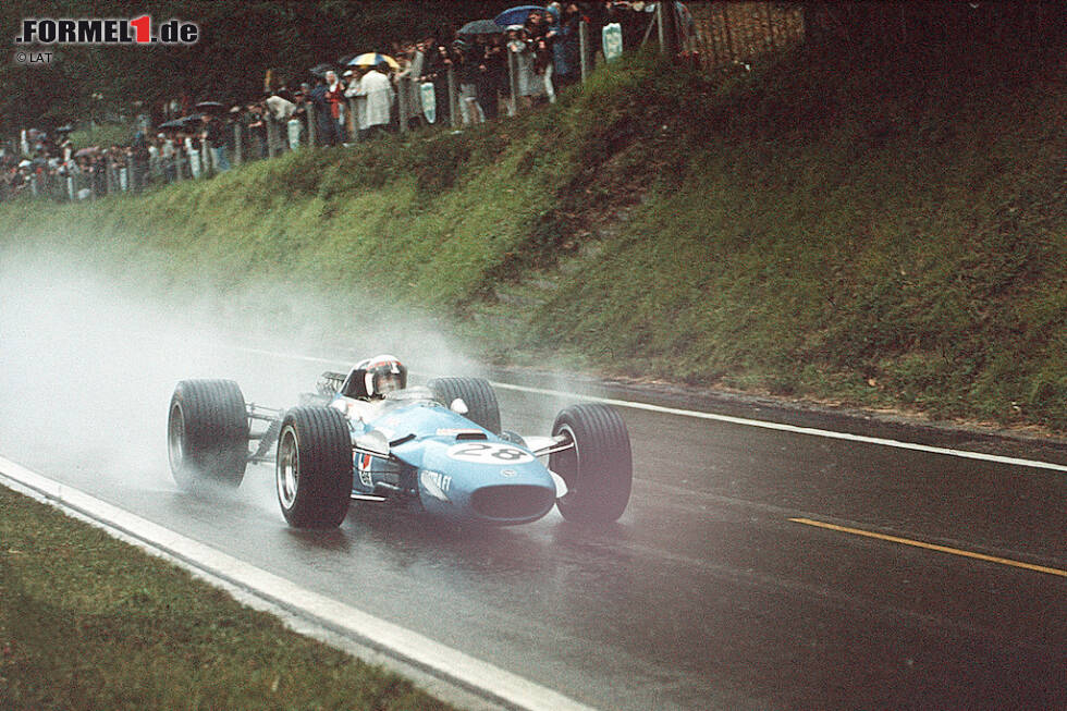 Foto zur News: In der Formel 1 ist Stewart erst 1968 wieder erfolgreich und kristallisiert sich als Regenspezialist heraus. In Zandvoort siegt er im Monsun, auf der Nürburgring-Nordschleife triumphiert er im dichten Nebel - mit vier Minuten Vorsprung auf den Zweitplatzierten. Dass er am Ende nur Vizeweltmeister wird, ist mehrheitlich einer Verletzungspause nach einem Formel-2-Unfall geschuldet. Trotz allem Ehrgeiz: Bei den Fahrerkollegen gilt der umgängliche und kameradschaftliche Stewart stets als gerne gesehener Zeitgenosse.