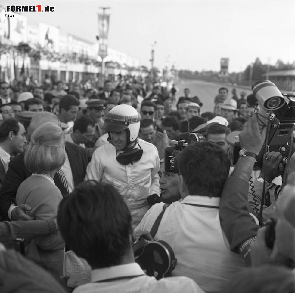 Foto zur News: Am 12. September 1965 ringt Stewart beim Italien-Grand-Prix in Monza Hill, den WM-Führenden Clark und Ferrari-Star John Surtees nieder. Am Ende ist es ein kleiner Fahrfehler des Teamkollegen eingangs der Parabolica, der den Triumph des Schotten perfekt macht. Zum Saisonende spielt ihm die Technik zu oft Streiche und er beendet das Jahr als Dritter der Gesamtwertung. Trotzdem ist jedem klar, welchem jungen Mann die Zukunft gehören würde.