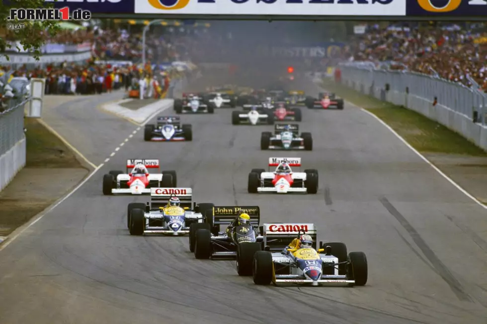 Foto zur News: #1: Williams beim Grand Prix von Australien 1986: Nigel Mansell kommt mit sieben Punkten Vorsprung auf seine beiden Titelrivalen - Williams-Teamkollege Nelson Piquet und McLaren-Pilot Alain Prost - zum Saisonfinale in Adelaide. Der Brite startet von der Pole-Position. 19 Runden vor Schluss führt Keke Rosberg (McLaren), als ihm ein Hinterreifen platzt. Die drei Titelanwärter Piquet, Prost und Mansell liegen auf den ersten drei Positionen. Mansell würde Platz drei ...