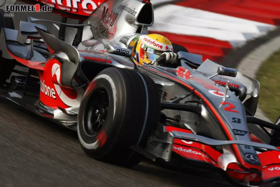 Foto zur News: #3: McLaren beim Grand Prix von China 2007: Formel-1-Rookie Lewis Hamilton (McLaren) reist mit zwölf Punkten Vorsprung auf Teamkollege Fernando Alonso und 17 Punkten Vorsprung auf Ferrari-Pilot Kimi Räikkönen zum vorletzten Saisonrennen in Schanghai. Bei wechselhaften Witterungsbedingen starten alle auf Intermediates. Polesetter Hamilton führt vor Räikkönen, dessen Ferrari-Teamkollege Felipe Massa und Alonso. Auf abtrocknender Strecke nutzen sich Hamiltons Intermediates stark ab, doch McLaren hält an der ursprünglichen Strategie fest. In der 31. von 56 Runden nimmt der Brite eine Kurve etwas zu weit und ...