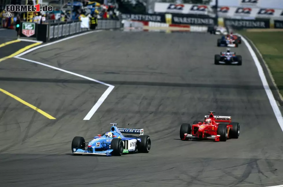 Foto zur News: #4: Ferrari beim Grand Prix von Europa 1999: Ferrari-Pilot Eddie Irvine kommt punktgleich mit McLaren-Pilot Mika Häkkinen zum drittletzten Saisonrennen an den Nürburgring. Als kurz nach dem Start Regen einsetzt, kommt Häkkinen an die Box und lässt Regenreifen aufziehen. Die übrige Spitzengruppe bleibt auf der Strecke und liegt damit richtig, denn der Regen ist nur von kurzer Dauer. Hinter dem führenden Heinz-Harald Frentzen (Jordan), Ralf Schumacher (Williams) und David Coulthard (McLaren) geht Irvine an Giancarlo Fisichella (Benetton) vorbei und hat gute Karten, die alleinige WM-Führung zu übernehmen. Irvines Boxenstopp aber ...