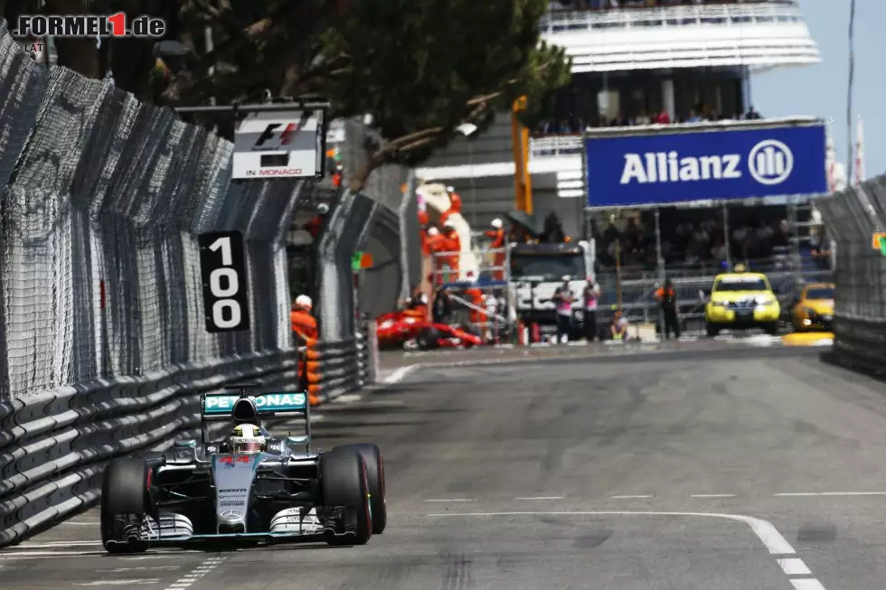 Foto zur News: #5: Mercedes beim Grand Prix von Monaco 2015: Von der Pole-Position gestartet liegt Lewis Hamilton im über 78 Runden gehenden Rennen in Monte Carlo 63 Runden lang klar auf Siegkurs. Der Brite wird mit rund 20 Sekunden Vorsprung auf Mercedes-Teamkollege Nico Rosberg und Sebastian Vettel (Ferrari) als Führender notiert, als ein Unfall zwischen Max Verstappen (Toro Rosso) und Romain Grosjean (Lotus) in Runde 64 zum ersten Mal in der Formel-1-Geschichte eine virtuelle Safety-Car-Phase auslöst. Es kehrt Unruhe ein, die nur noch größer wird, als die Rennleitung kurz darauf statt der virtuellen ...