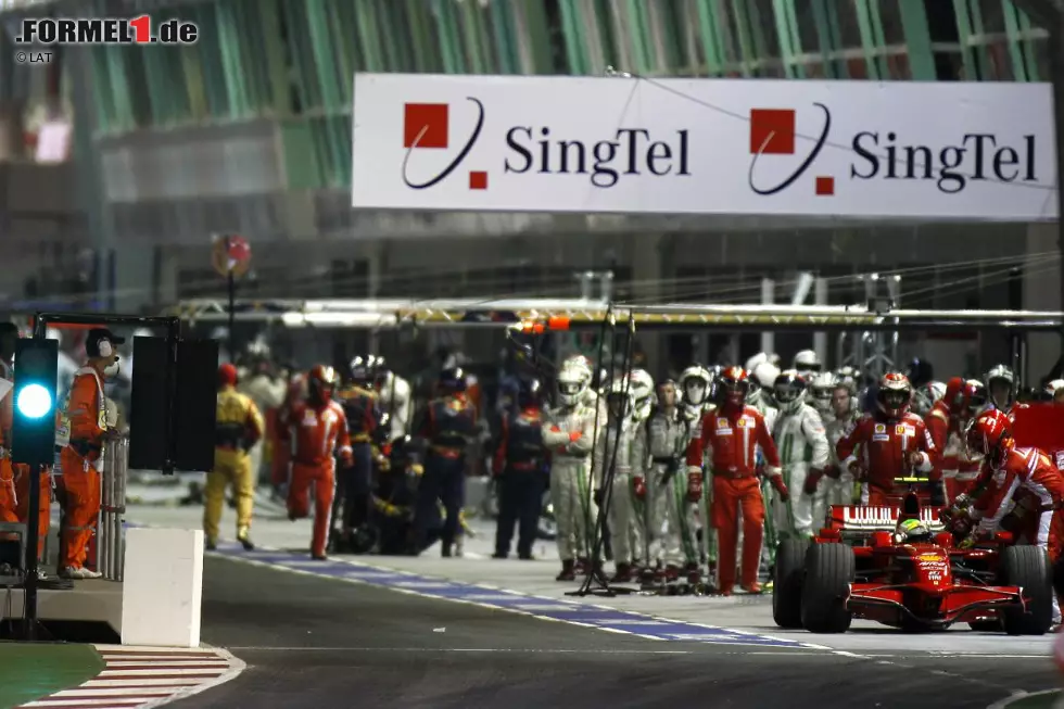 Foto zur News: #6: Ferrari beim Grand Prix von Singapur 2008: Mit einem Punkt Rückstand auf WM-Spitzenreiter Lewis Hamilton (McLaren) kommt Ferrari-Pilot Felipe Massa zum ersten Nachtrennen der Formel-1-Geschichte. Von der Pole-Position gestartet liegt der Brasilianer nach zehn Runden vor Hamilton in Führung. In Runde zwölf eröffnet Fernando Alonso (Renault) die Serie der Boxenstopps. Als dessen Teamkollege Nelson Piquet jun. zwei Runden später mit dem als Crashgate in die Geschichte eingehenden Abflug in Kurve 17 eine Safety-Car-Phase auslöst, kommt auch die Spitzengruppe an die Box. Spitzenreiter Massa ...