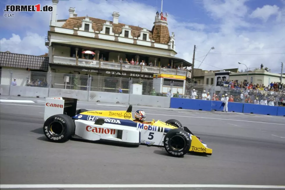 Foto zur News: ... zum Gewinn des WM-Titels reichen, doch nur eine Runde nach Rosbergs Reifenschaden explodiert am Williams mit der Startnummer 5 bei knapp 300 km/h der rechte Hinterreifen. Mansell kann das austrudelnde Auto mit Mühe abfangen, aber die Schlacht um den Titel ist verloren. Aus Sorge, Piquet könnte das gleiche Schicksal ereilen, ruft Williams den Brasilianer zum Boxenstopp. Prost übernimmt die Führung. Mit dem letzten Tropfen Sprit im Tank gewinnt der Franzose das Rennen und sichert sich mit zwei Punkten Vorsprung auf Piquet und drei Punkten Vorsprung auf Mansell seinen zweiten WM-Titel nach 1985.