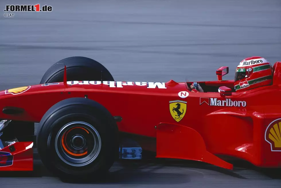 Foto zur News: ... geht gründlich in die Hose. Weil Teamkollege Mika Salo kurz zuvor für einen Reparaturstopp hereingekommen war, ist die Ferrari-Crew nicht vorbereitet. Man hat nur drei statt vier neuer Slicks parat. Irvine verliert mehr als 20 Sekunden an der Box, bevor er weiterfahren kann. Das Rennen beendet er auf Platz sieben. Häkkinen wird Fünfter, geht als alleiniger WM-Spitzenreiter in die letzten beiden Rennen und wird zum zweiten Mal nach 1998 Weltmeister.