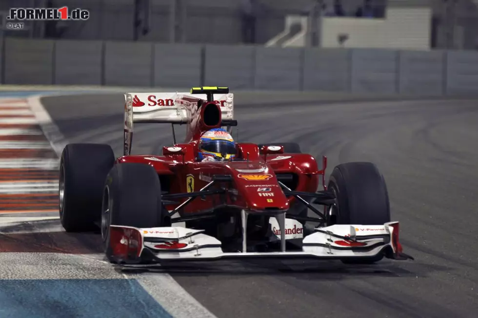 Foto zur News: #2: Ferrari beim Grand Prix von Abu Dhabi 2010: Mit acht Punkten Vorsprung auf Mark Webber (Red Bull), 15 Punkten Vorsprung auf dessen Teamkollege Sebastian Vettel und 22 Punkten Vorsprung auf Lewis Hamilton (McLaren) nimmt Ferrari-Pilot Fernando Alonso das Saisonfinale als WM-Spitzenreiter und Titelkandidat Nummer eins unter die Räder. Im Qualifying holt sich der Spanier Startplatz drei hinter Vettel und Hamilton. In Runde acht ...