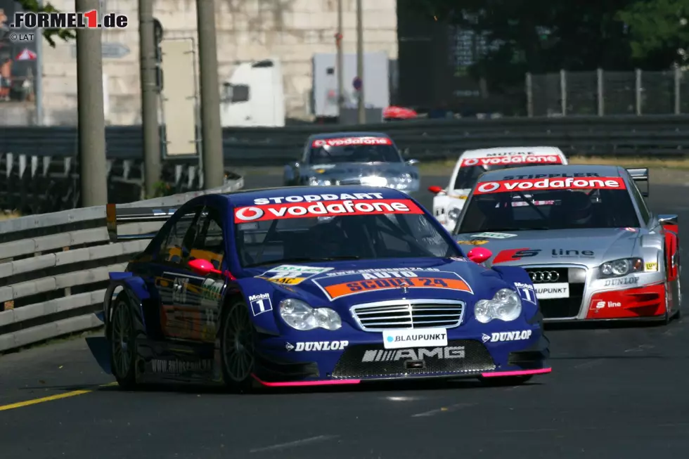 Foto zur News: Denn plötzlich findet sich die Pilotin aus Oban in der DTM wieder. Mercedes beruft sie in das Mücke-Team, wo sie in einem zwei Jahre alten Boliden allerdings kaum Chancen zum Glänzen hat. Schnell wird sie als Marketing-Gag abgetan, weil sie zusammen mit wechselnden Audi-Damen zumeist im Hinterfeld der Tourenwagen-Serie unterwegs ist und nur um die weibliche Vorherrschaft kämpft.