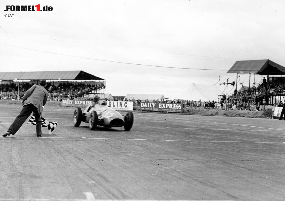 Foto zur News: #4 Ferrari 1952-1953 (Pole-Position-Quote 76 Prozent): Es waren die beiden ungewöhnlichsten Saisons der Formel 1, denn in diesen Jahren wurde mit Formel-2-Fahrzeugen um die Weltmeisterschaft gefahren. Und da waren Ferrari und Alberto Ascari eine Klasse für sich. Nur bei drei von 17 Rennen stand in dieser Ära kein Ferrari-Pilot auf der obersten Stufe des Siegerpodests.