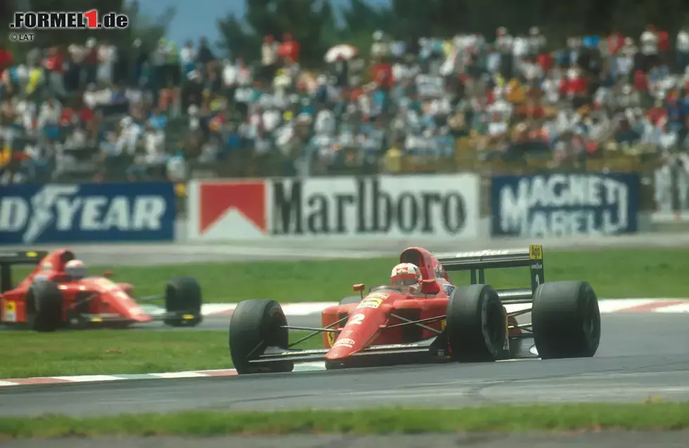 Foto zur News: Das denkwürdigste Rennen in Mexiko-Stadt: 1990 gibt es zunächst eine McLaren-Honda-Doppelführung, doch Alain Prost pflügt vom 13. Startplatz aus durch das Feld. 15 Runden vor Schluss geht er an seinem Ferrari-Teamkollegen Nigel Mansell vorbei und ist Zweiter. Als der Hinterreifen des führenden Ayrton Senna platzt, steht einem Ferrari-Doppelsieg nichts mehr im Wege.