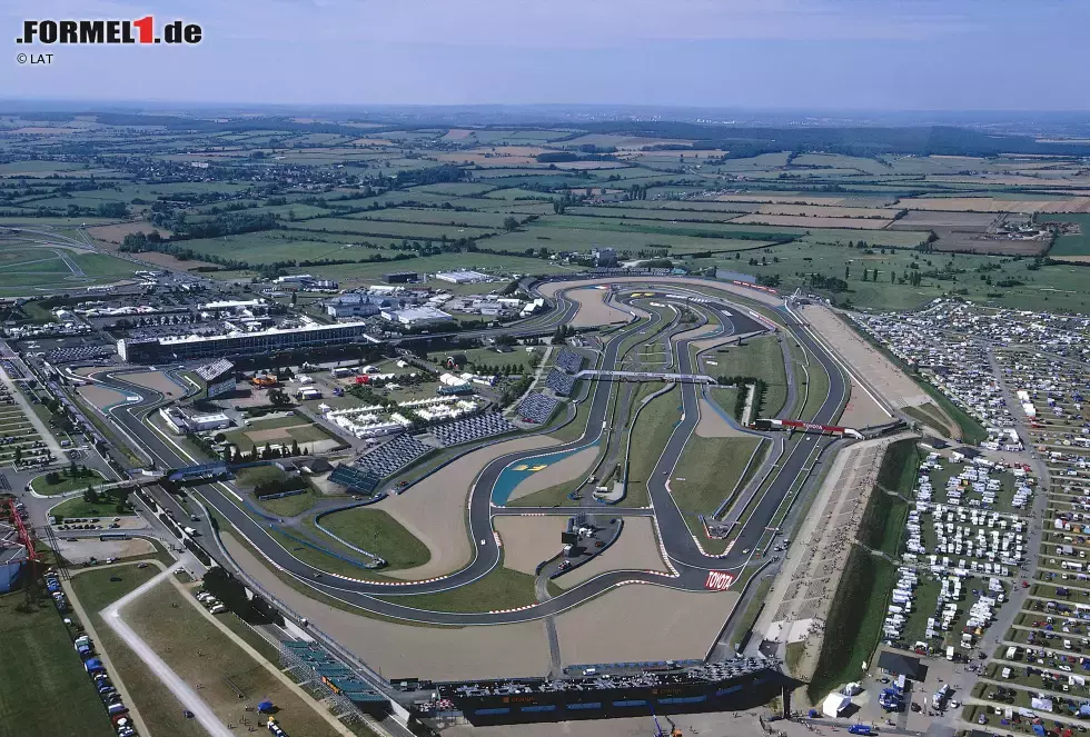 Foto zur News: Platz 8: Magny-Cours, Frankreich. 18 Grands Prix zwischen 1991 und 2008. Rekordsieger: Michael Schumacher (8). Foto: Der Circuit de Nevers liegt &quot;mitten im Nirgendwo&quot;, wird aber jahrelang von Francois Mitterand gefördert. Der spätere französische Staatspräsident war von 1959 bis 1981 Bürgermeister der nahe gelegenen Gemeinde Chateau-Chinon.