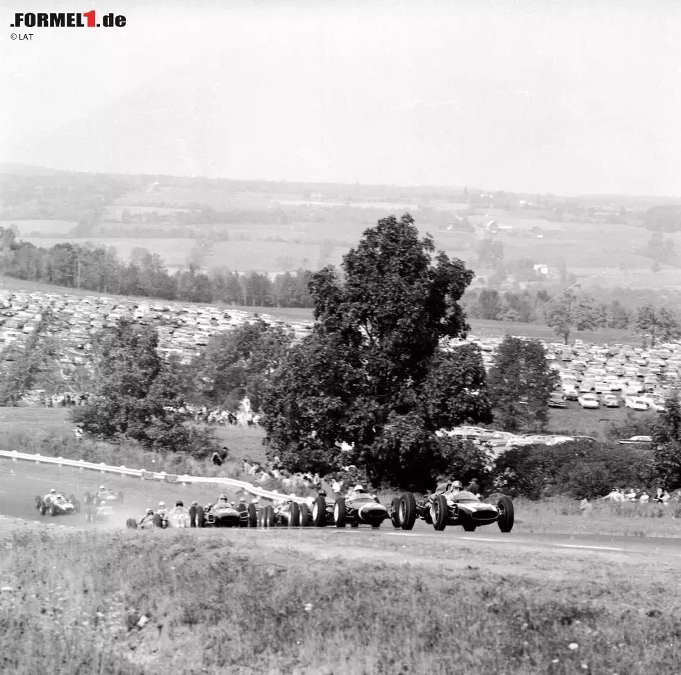 Foto zur News: Platz 7: Watkins Glen, USA. 20 Grands Prix zwischen 1961 und 1980. Rekordsieger: Jim Clark, Graham Hill (3). Foto: Stirling Moss sieht bei der Watkins-Glen-Premiere im Jahr 1961 schon wie der sichere Sieger aus, bis sein Öldruck in den Keller fällt. Letztendlich gewinnt sein britischer Landsmann Innes Ireland.