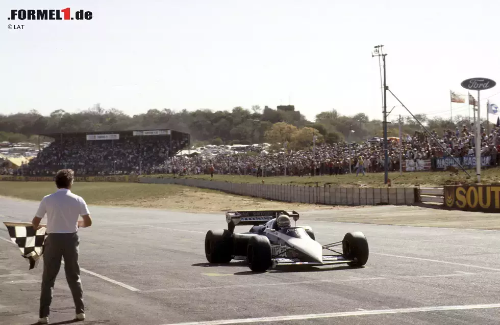 Foto zur News: Das denkwürdigste Rennen in Kyalami: Weil sein großer Rivale Alain Prost an dritter Stelle liegend mit Turboschaden ausfällt, reicht Nelson Piquet 1983 schon ein vierter Platz, um Weltmeister zu werden. Der Brasilianer wird Dritter und gewinnt für Brabham-BMW den ersten Turbo-Titel in der Formel-1-Geschichte.