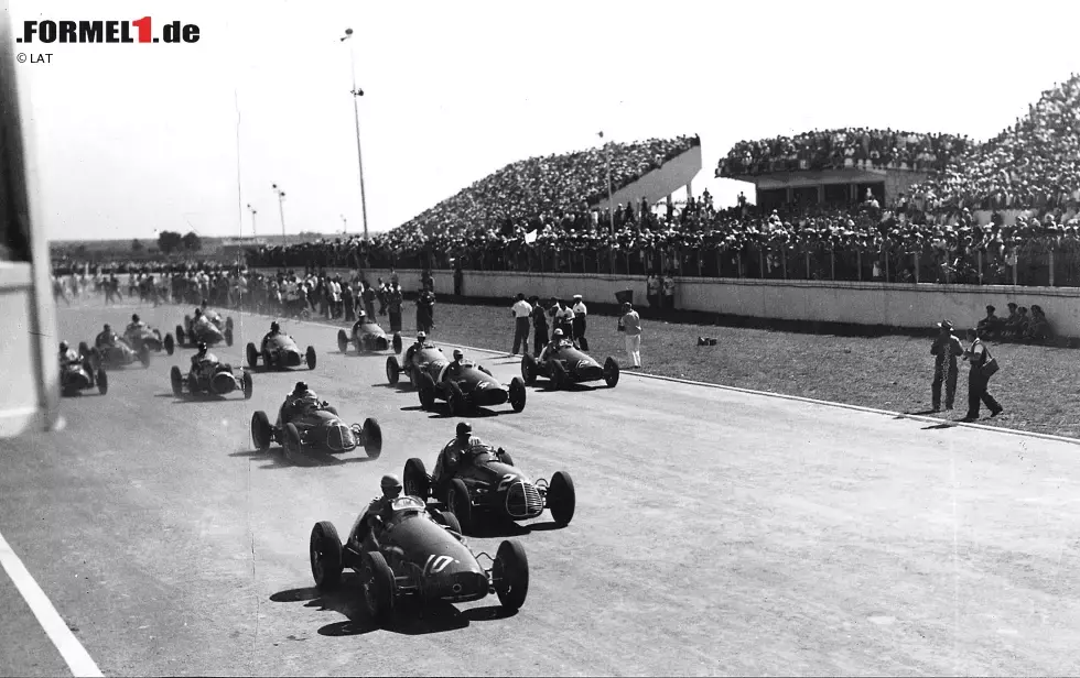 Foto zur News: Platz 5: Buenos Aires, Argentinien. 20 Grands Prix zwischen 1953 und 1998. Rekordsieger: Juan Manuel Fangio (4). Foto: Lokalmatador Juan Manuel Fangio scheidet 1953 - sehr zum Leidwesen von Staatspräsident Juan Peron - an zweiter Stelle liegend aus. Ferrari-Fahrer Alberto Ascari sichert sich den Sieg. Und es kommt zu einer Tragödie: Giuseppe Farinas Unfall reißt 13 Zuschauer in den Tod.