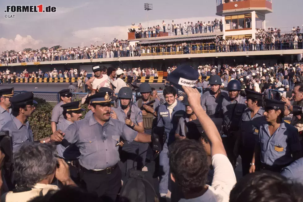 Foto zur News: Das denkwürdigste Rennen in Buenos Aires: John Watson, Jochen Mass und James Hunt scheiden in Führung liegend aus, Carlos Pace wird durch technische Probleme eingebremst. So gewinnt Außenseiter Jody Scheckter den Saisonauftakt 1977. Es ist der erste Sieg im ersten Rennen des austro-kanadischen Wolf-Teams, das aus Williams hervorgegangen ist.