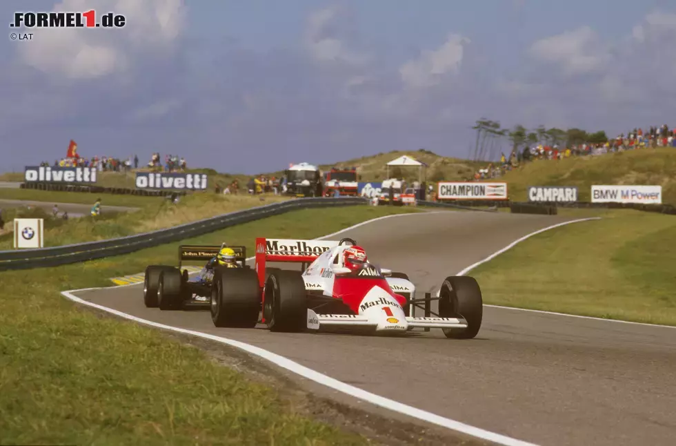 Foto zur News: Platz 3: Zandvoort, Niederlande. 30 Grands Prix zwischen 1952 und 1985. Rekordsieger: Jim Clark (4). Foto: Die McLaren-Teamkollegen Niki Lauda und Alain Prost liefern sich 1985 rundenlang einen Kampf um den Sieg, bei dem schließlich Lauda die Oberhand behält. Es ist der letzte Triumph des Österreichers in der Formel 1.