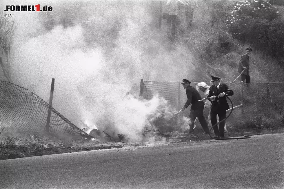 Foto zur News: Das denkwürdigste Rennen in Zandvoort: Piers Courage, bester Freund von Frank Williams, kommt 1970 wegen eines technischen Gebrechens beim Tunnel Ost von der Strecke ab. Das aus Magnesium bestehende De-Tomaso-Chassis geht in Flammen auf, Courage hat keine Überlebenschance.