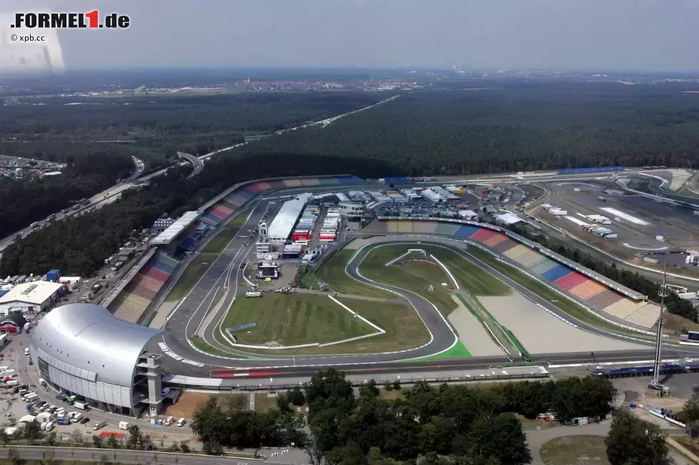 Foto zur News: Platz 2: Hockenheim, Deutschland. 34 Grands Prix zwischen 1970 und 2014. Rekordsieger: Michael Schumacher (4). Foto: 2002 wird der Hockenheimring, früher für seine legendären Waldgeraden bekannt, verkürzt und modernisiert. Das Herzstück der Anlage, das zehntausende Zuschauer fassende Motodrom, bleibt aber erhalten.