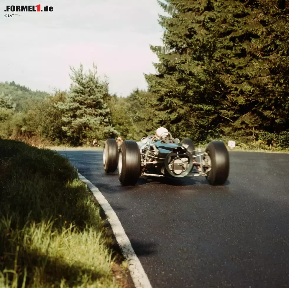 Foto zur News: Platz 1: Nürburgring, Deutschland. 40 Grands Prix zwischen 1951 und 2013. Rekordsieger: Michael Schumacher (5). Foto: Bis 1976 wird auf der legendären Nordschleife gefahren, die Jackie Stewart aufgrund ihrer Gefährlichkeit &quot;Grüne Hölle&quot; tauft. Dieser Name wird für die bis heute am meisten bewunderte und gleichzeitig gefürchtete Rennstrecke der Welt zum Markenzeichen.