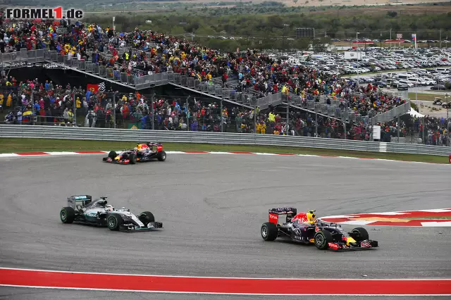 Foto zur News: Während der ersten virtuellen Safety-Car-Phase bremst sich Daniil Kwjat (Red Bull) kurzzeitig an Hamilton vorbei in Führung, muss den Platz aber zurückgeben. Hamilton nutzt die Gelbphase, um seine überhitzenden Intermediates abzukühlen. "I'll try to get him. Warum ist Lewis so langsam?", kann sich Kwjat darauf zunächst keinen Reim machen.